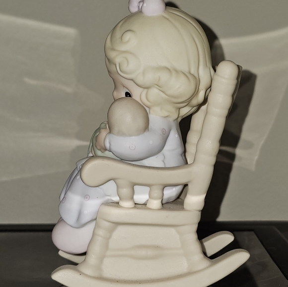 PRECIOUS MOMENTS Love Never Leaves A Mother's Arms #523941 - Picture 3 of 5